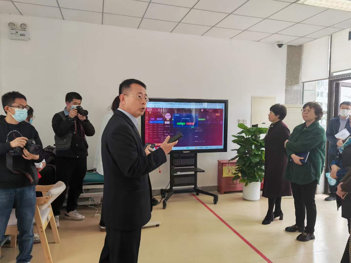 五十多位政協委員親臨智慧養老現場調研指導